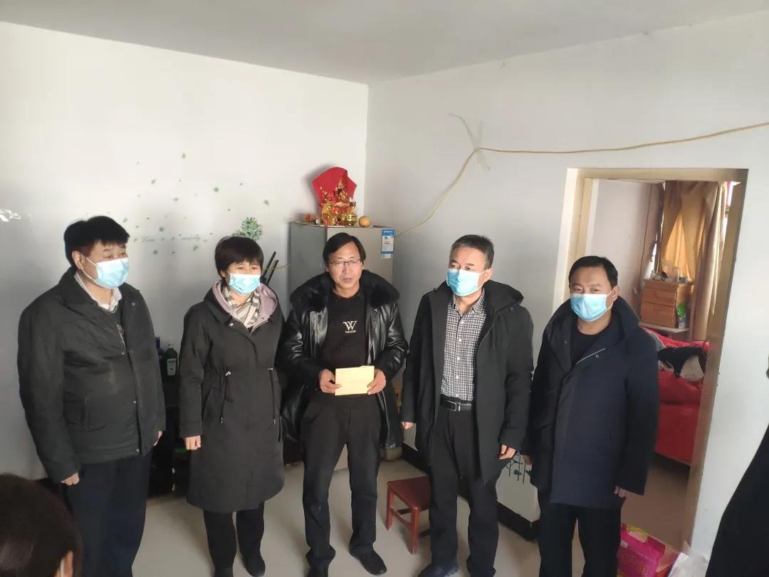 市委统战部副部长杨瑞峰、市侨联副主席孙庭锋一行到濮阳县慰问归侨侨眷