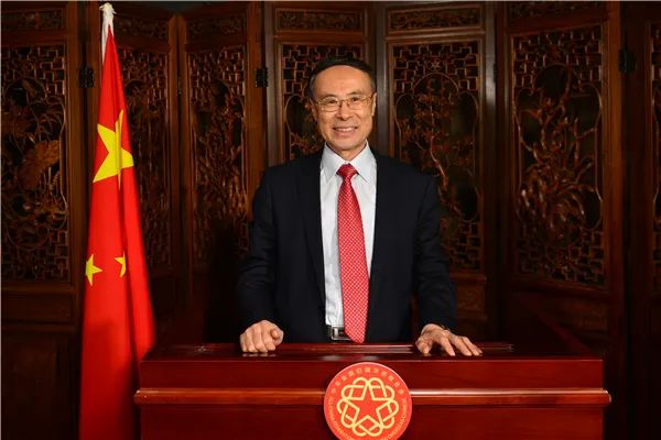 中国侨联主席万立骏向全球华侨华人拜年：隔山隔水不隔情，携手共圆中国梦