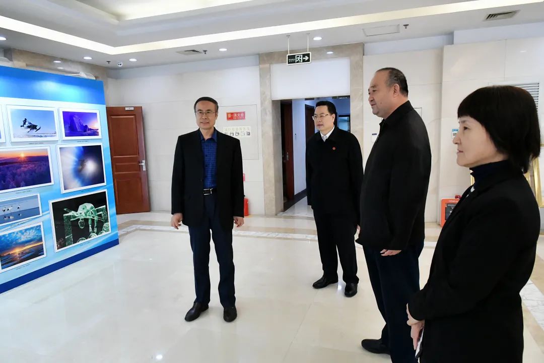 万立骏等观看“亲情中华——冰雪之韵 冬奥之约” 摄影作品展