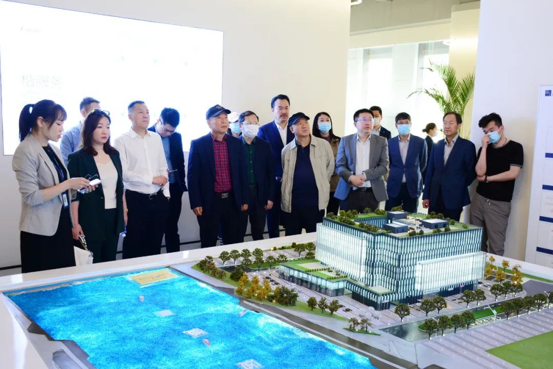 省侨商会一行走进龙湖金融岛、楷林大厦、新发展楷林智慧广场观摩学习