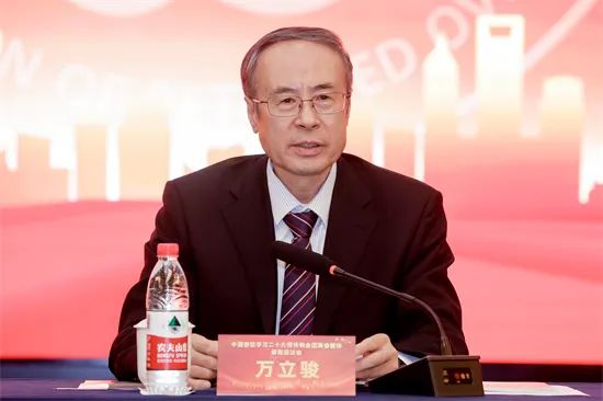 中国侨联召开学习二十大精神和全国两会精神侨商座谈会 万立骏出席并讲话