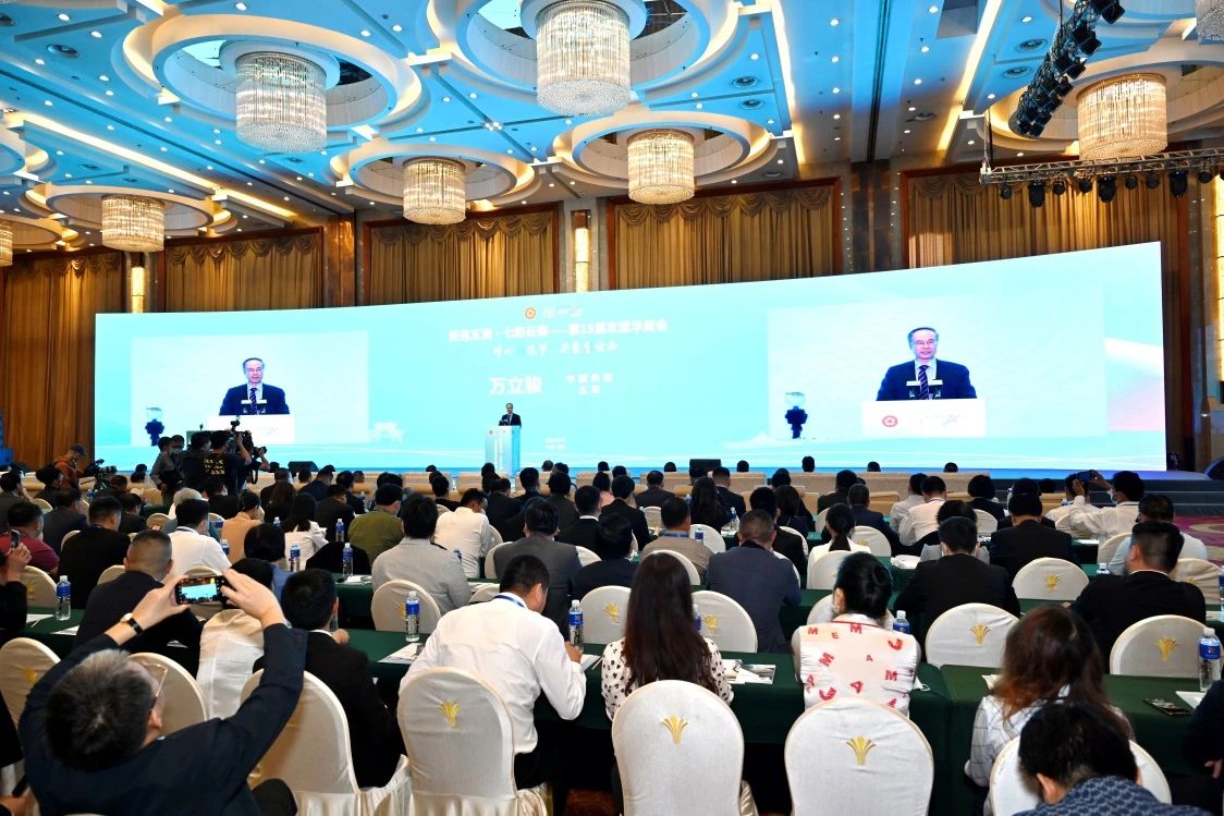 万立骏出席“侨连五洲·七彩云南——第19届东盟华商会”并在云南调研