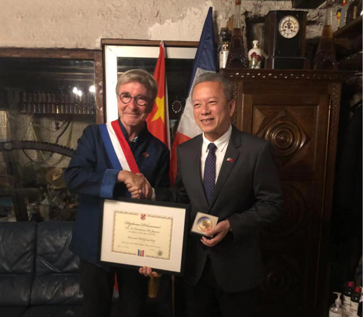 贵州侨商会名誉会长丁林洪荣获法国两市“荣誉市民”