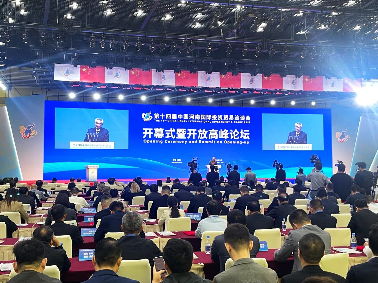 第十四届中国河南国际投资贸易洽谈会开幕，省侨商会常务副会长张晓盈、郑定辉接待客商并参会