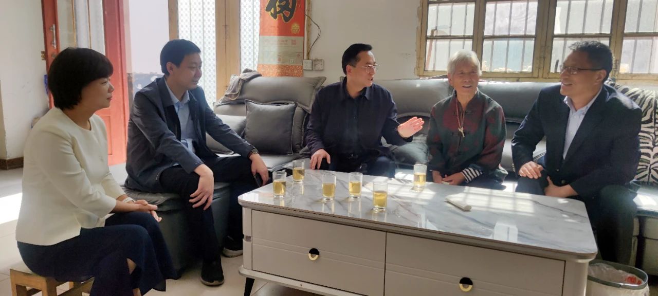 平顶山市侨联党组书记、主席买自强走访看望回国探亲侨胞