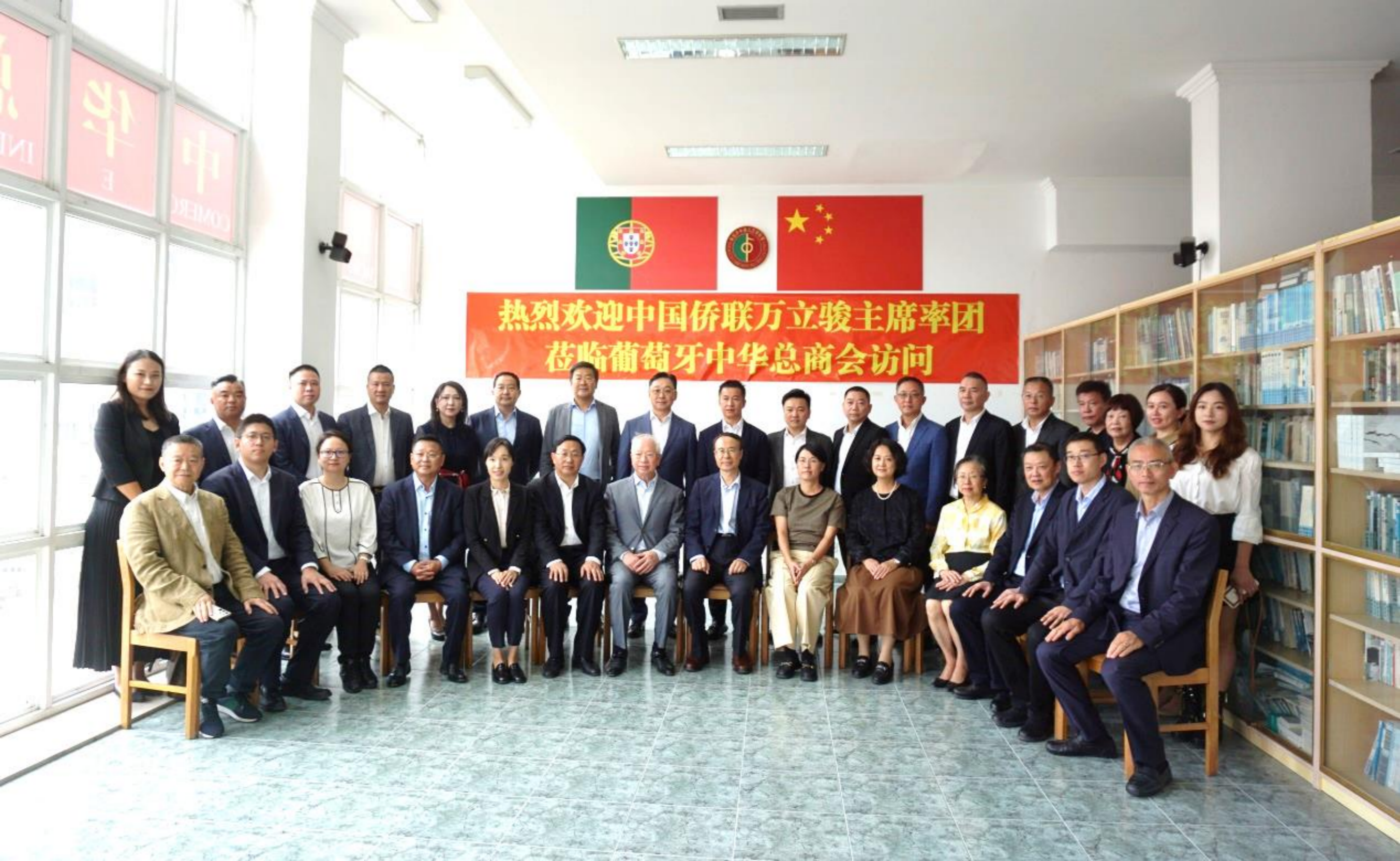 万立骏在葡萄牙走访侨社、看望侨胞并与旅葡侨界代表座谈