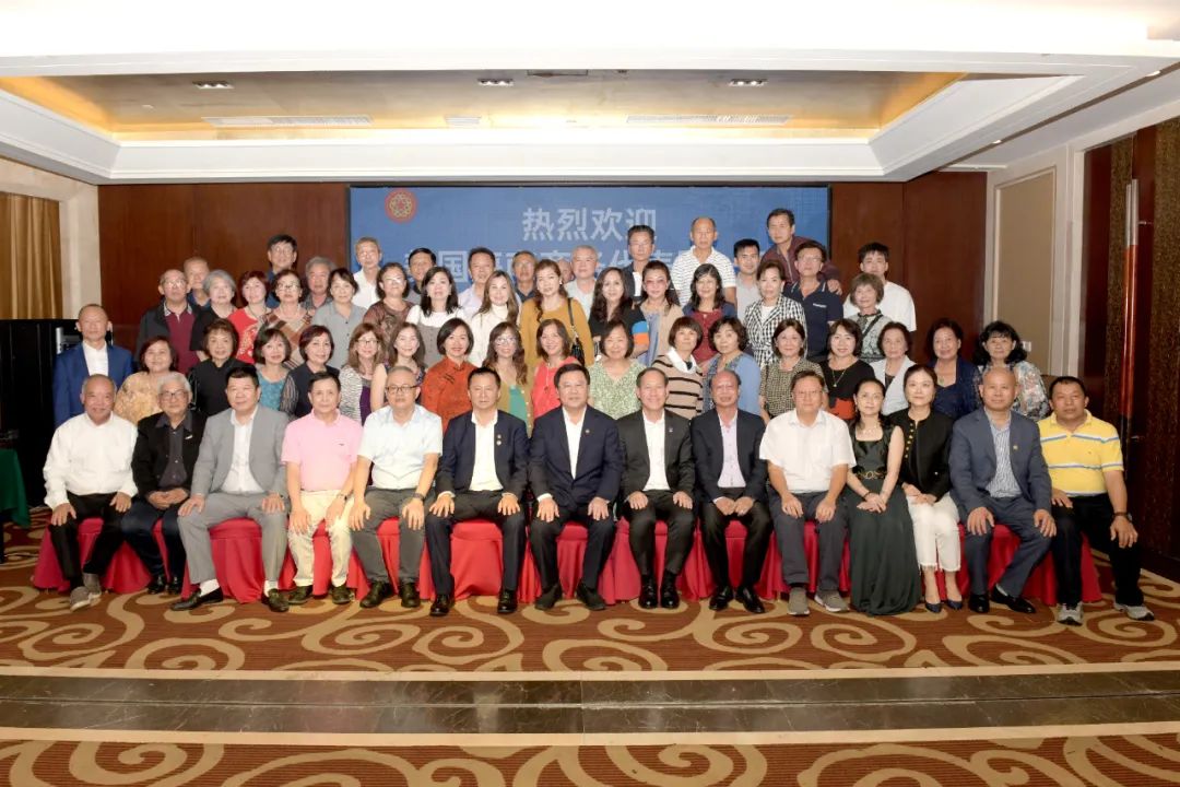 海南省侨商联合会与美国海南商务代表团7家社团签订友好社团协议