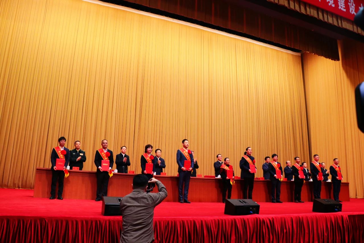 【名誉会长】贵州百孚实业集团董事长吴剑平荣获“贵州省优秀民营企业家”称号