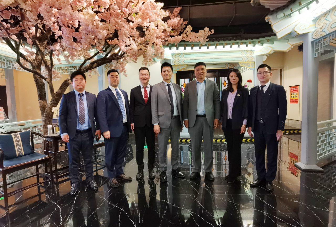 日本河南同乡会一行到访省侨商会，省侨商会监事长郑定辉、副会长王培雷热情接待