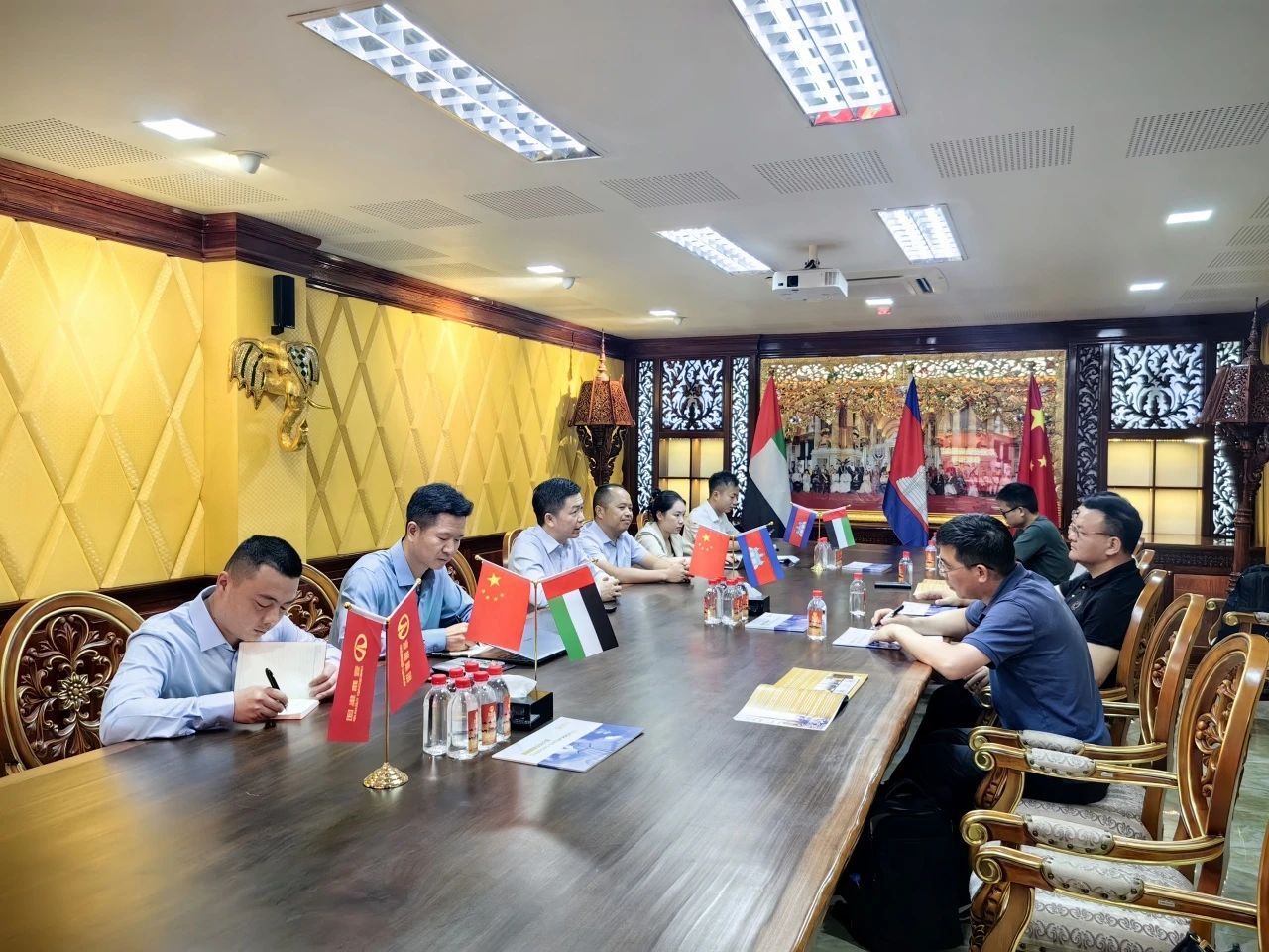 【名誉会长】香港富春有限公司、香港宁兴集团等一行考察柬埔寨中国侨商经济特区项目，我会名誉会长徐旭昶热情接待一行