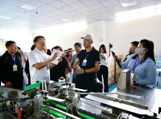 中国侨联海外华文媒体采访行走进新疆