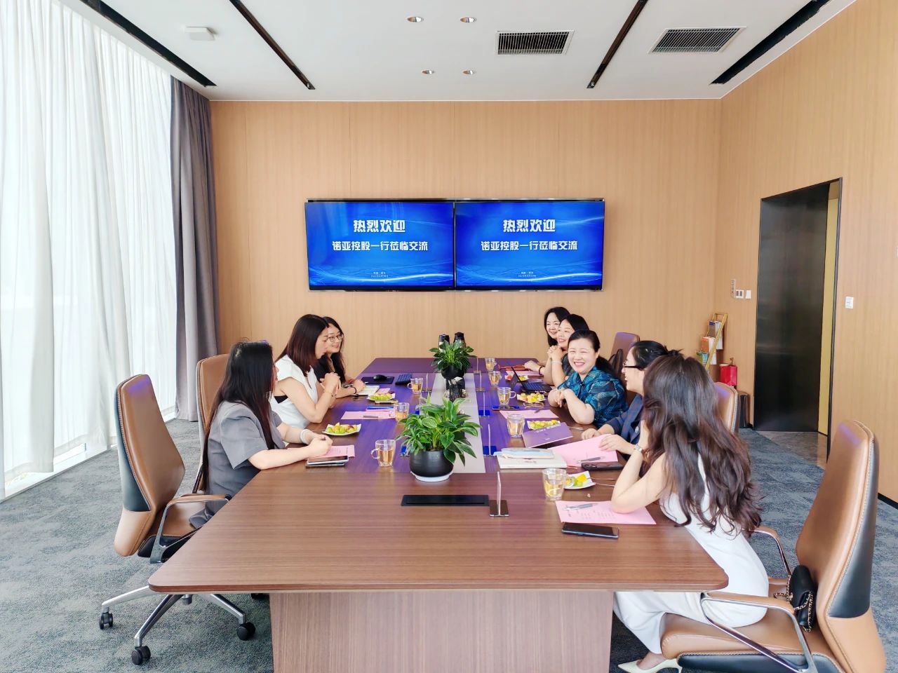 副会长单位诺亚财富一行到访省侨商会，并就赋能商会会员服务展开座谈