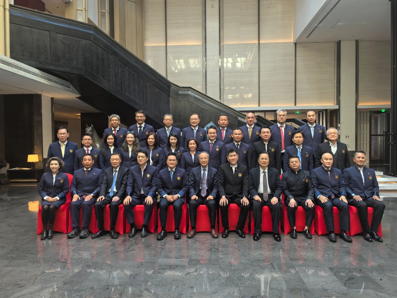 万立骏会见泰国华裔精英研修班访问团