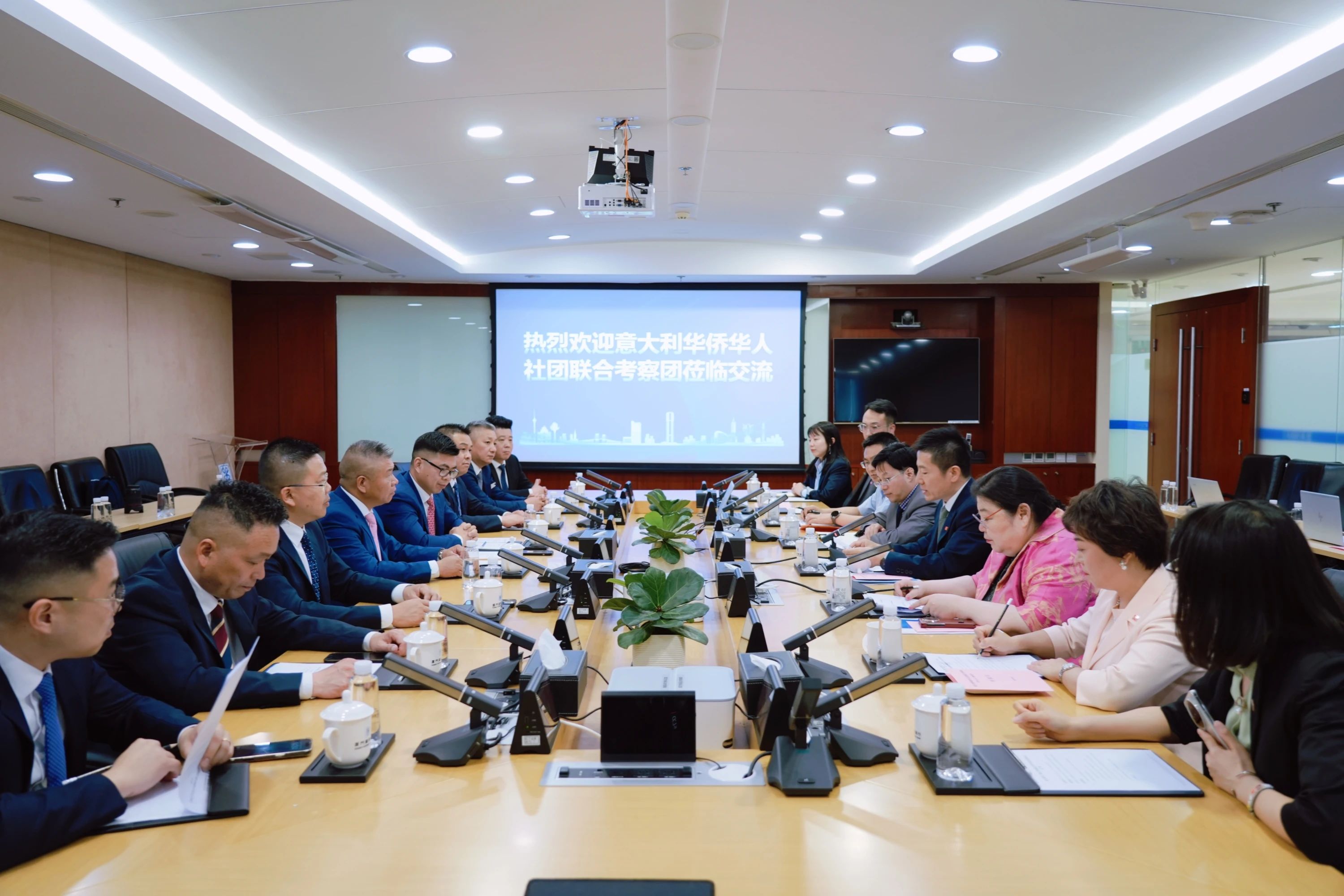 意大利华侨华人社团联合考察团拜访北京侨商会