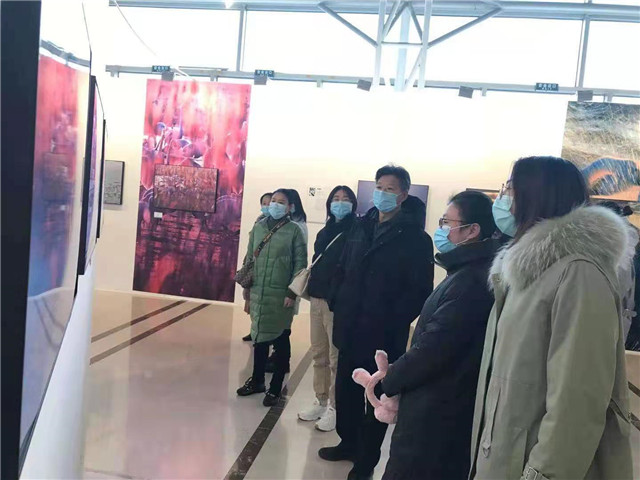 三门峡市侨联：观摄影展 激奋斗志