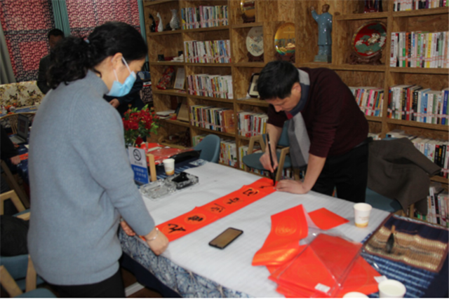 湖滨区侨联开展“新春送祝福，温情暖侨心”送春联活动