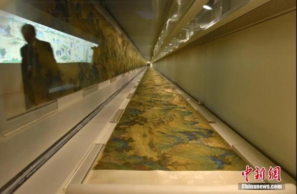 2018年12月6日，“丝路山水地图展”在香港科学馆开幕。图为《丝路山水地图》真迹。<a target='_blank' >中新社</a>记者 张炜 摄