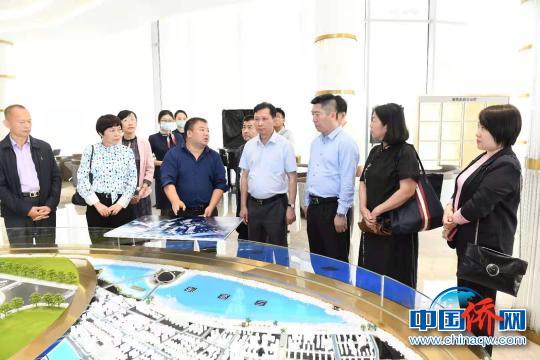 黎才旺一行到亚太国际金融小镇考察。　曾海声 摄