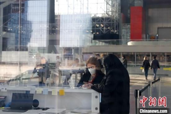 资料图：民众在纽约贾维茨中心登记注射新冠肺炎疫苗。中新社记者 廖攀 摄