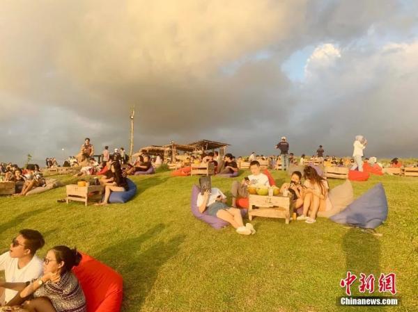 资料图：巴厘岛疫情缓解，印尼国内游客增多。中新社发 赖洪元 摄