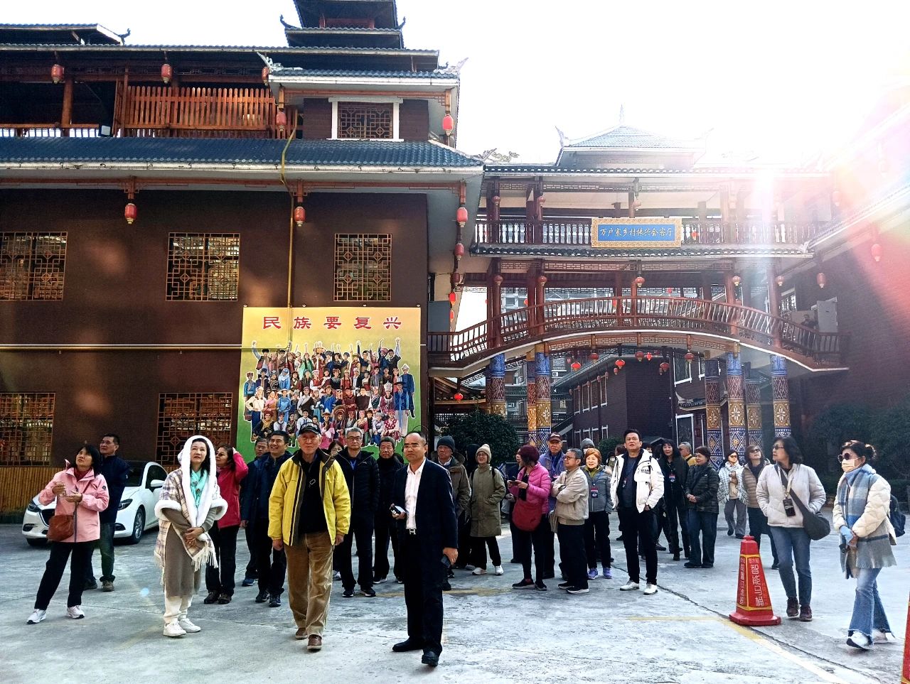 【名誉会长】吴剑平陪同两岸同胞考察团参观考察百孚集团乡村振兴创新实验区暨“教农文旅康”融合创新示范点——万户寨