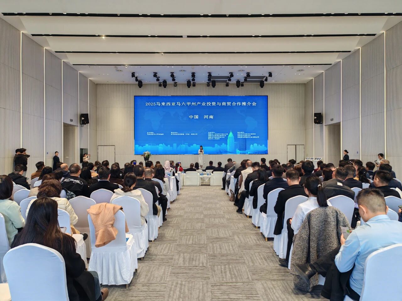 【商会动态】马来西亚河南展销中心近日在郑启幕，与“河南优品馆-豫侨优选”平台共筑双循环新枢纽